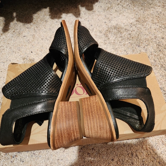 Sofft Black Sandals - Picture 2 of 7